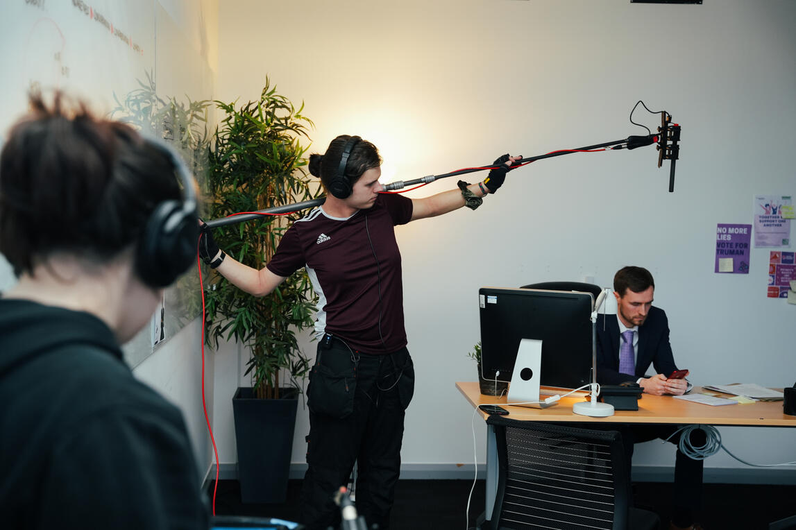 Boom opping in an office environment